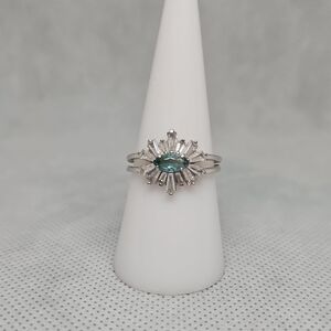 Elegant Silver and Green Women's Ring
